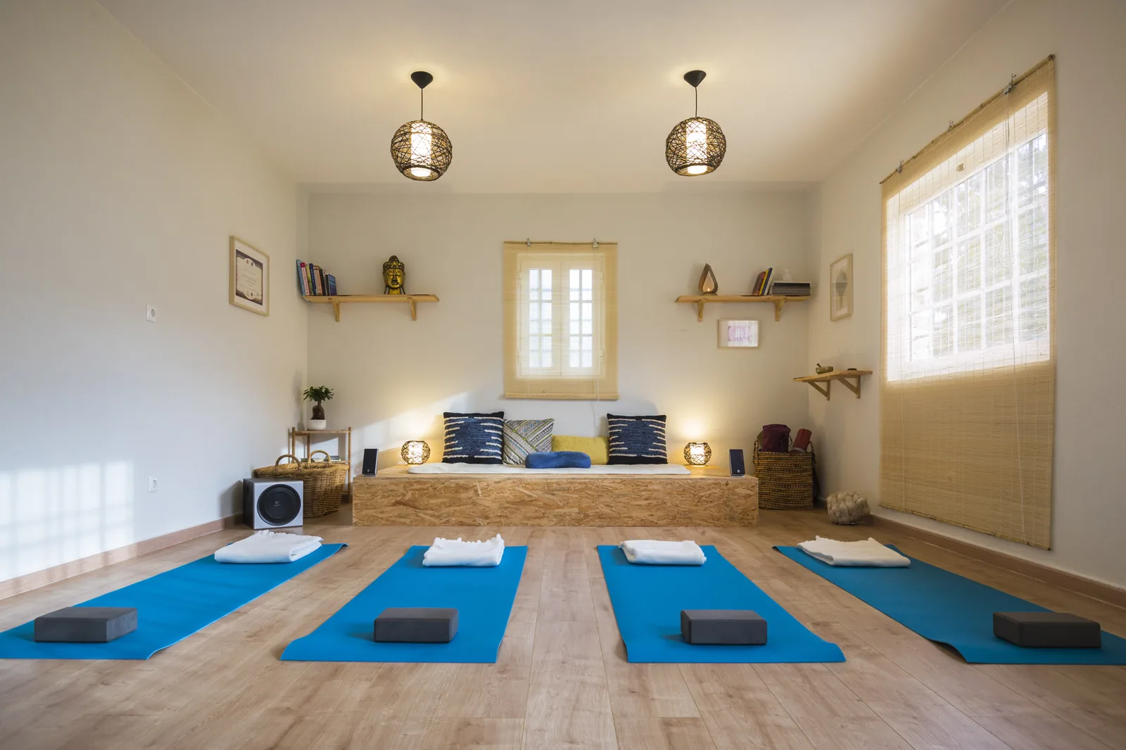 A sala de yoga preparada para a aula, com quatro tapetes, blocos e mantas, na Quinta do Pé Descalço em Sintra.