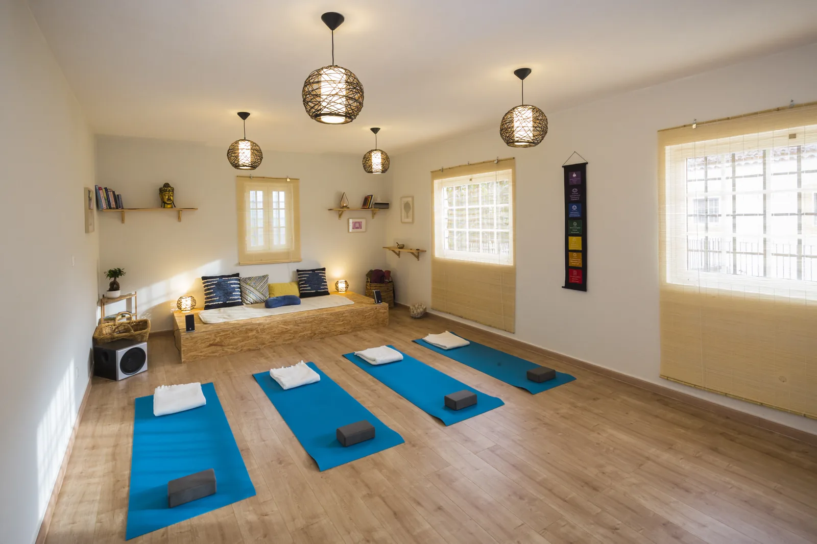 Sala de yoga da Quinta do Pé Descalço em Sintra, com quatro tapetes preparados e luz natural.