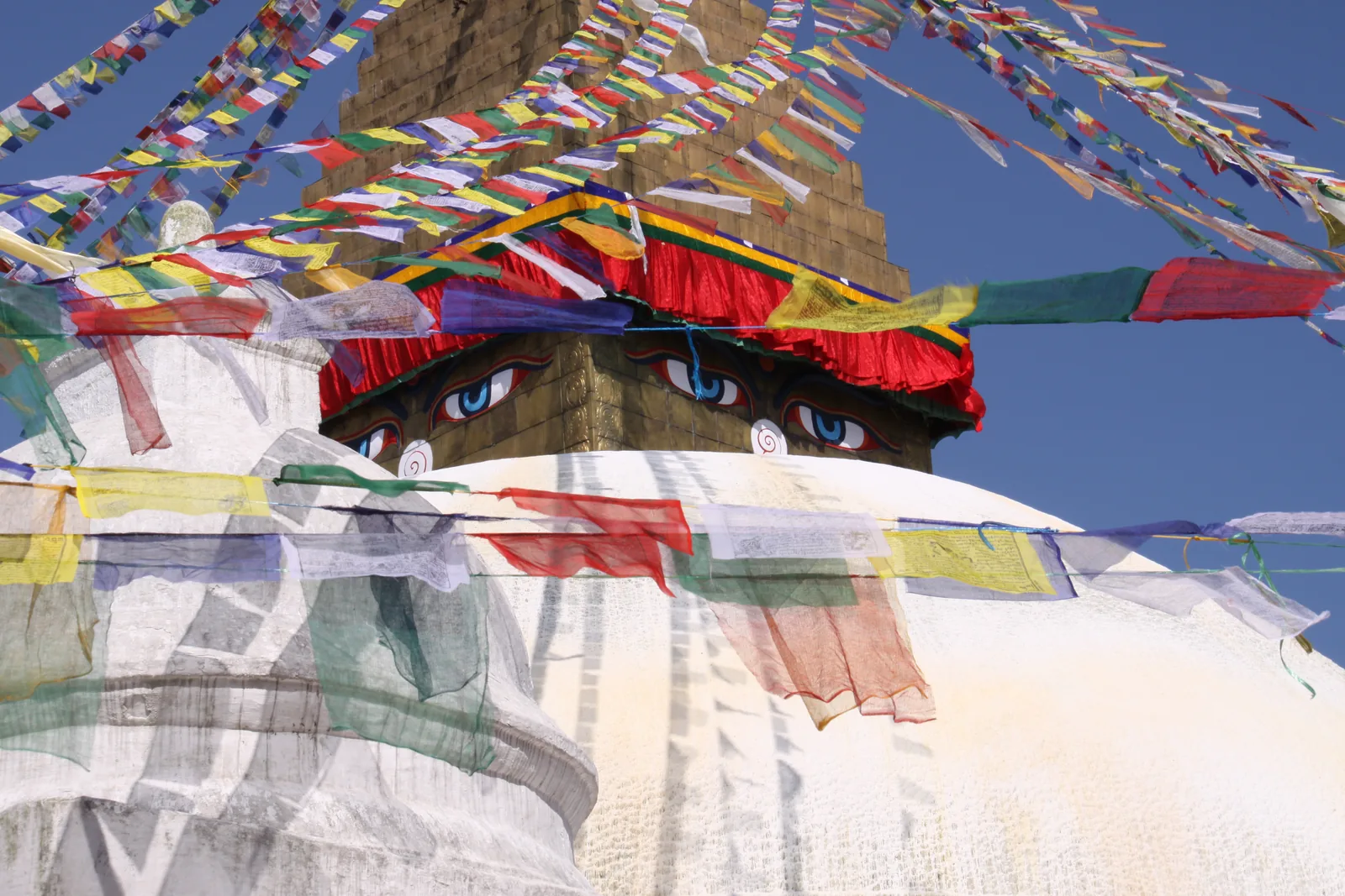 Estupa de Boudhanath em Kathmandu, no Nepal, com bandeiras de oração, na viagem de 2008.