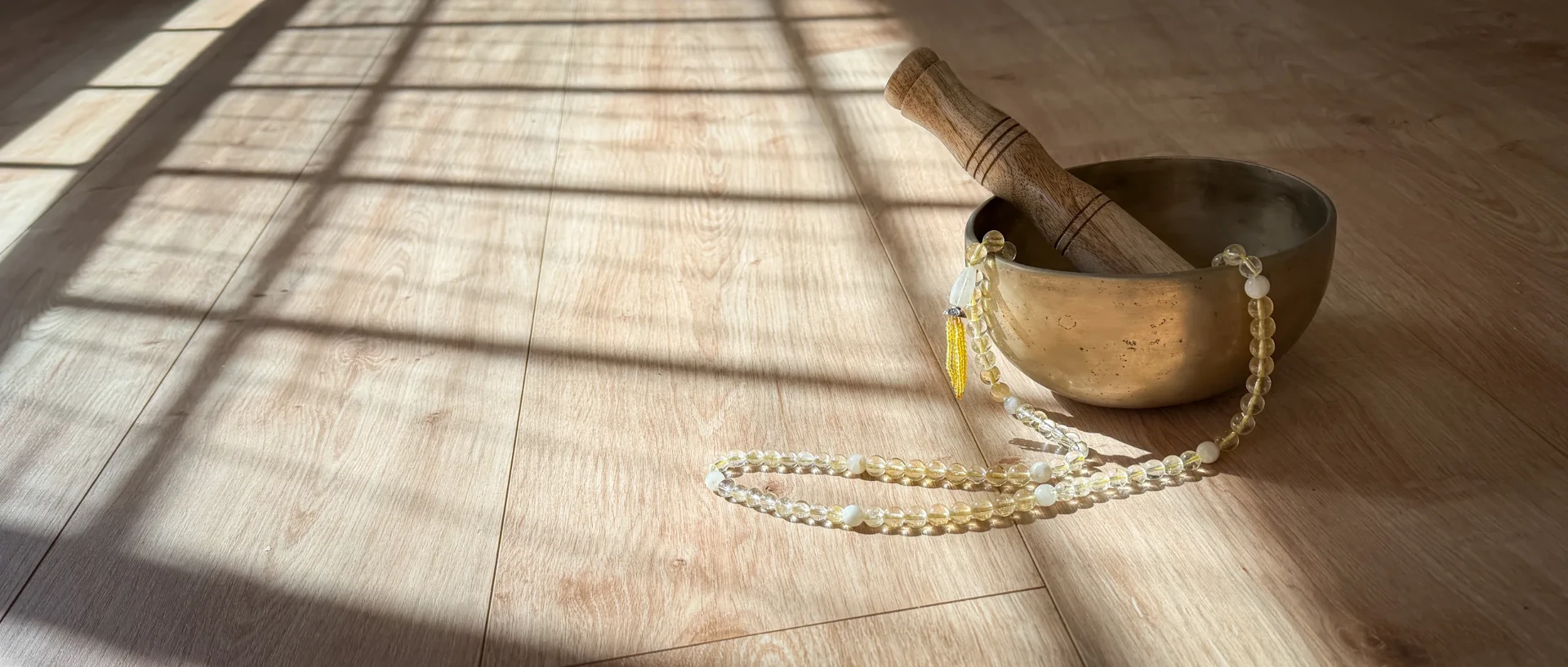 Taça tibetana e mala de meditação no espaço onde praticamos Yin Yoga, na Quinta do Pé Descalço.