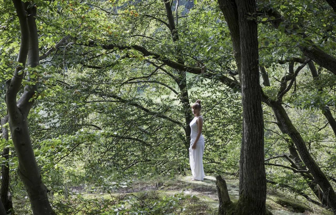 Patricia na floresta, vestida de branco.