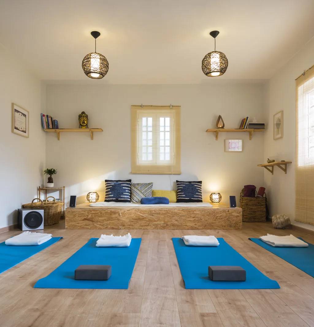 A sala de yoga preparada para a aula, com quatro tapetes, blocos e mantas, na Quinta do Pé Descalço em Sintra.