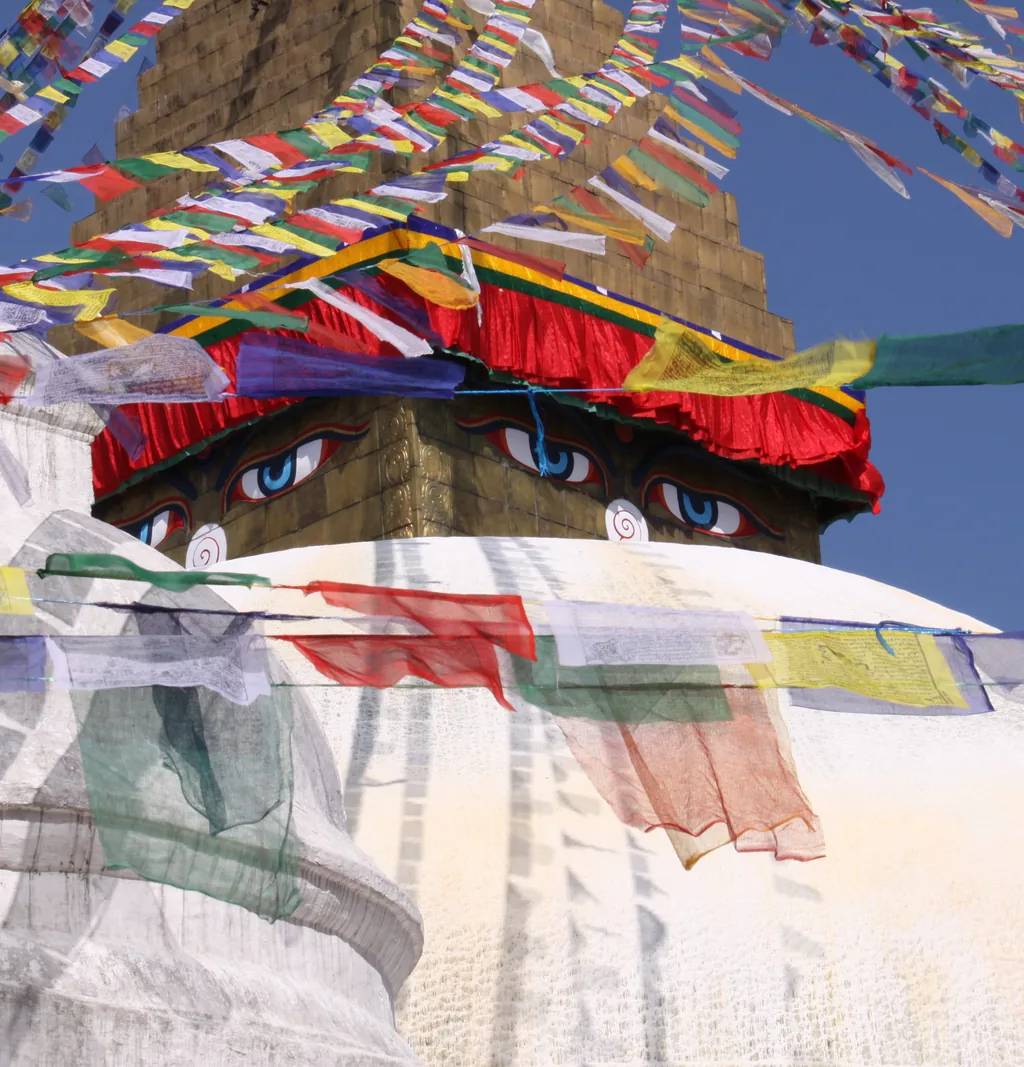Estupa de Boudhanath em Kathmandu, no Nepal, com bandeiras de oração, na viagem de 2008.