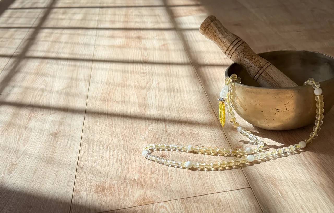 Taça tibetana e mala de meditação no espaço onde praticamos Yin Yoga, na Quinta do Pé Descalço.